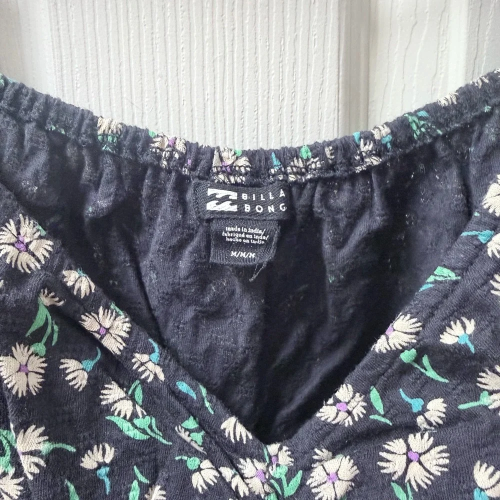 ๐๐ Billabong Floral Smocked Cropped Top In Black With Cream & Green Flowers - Picture 2 of 3